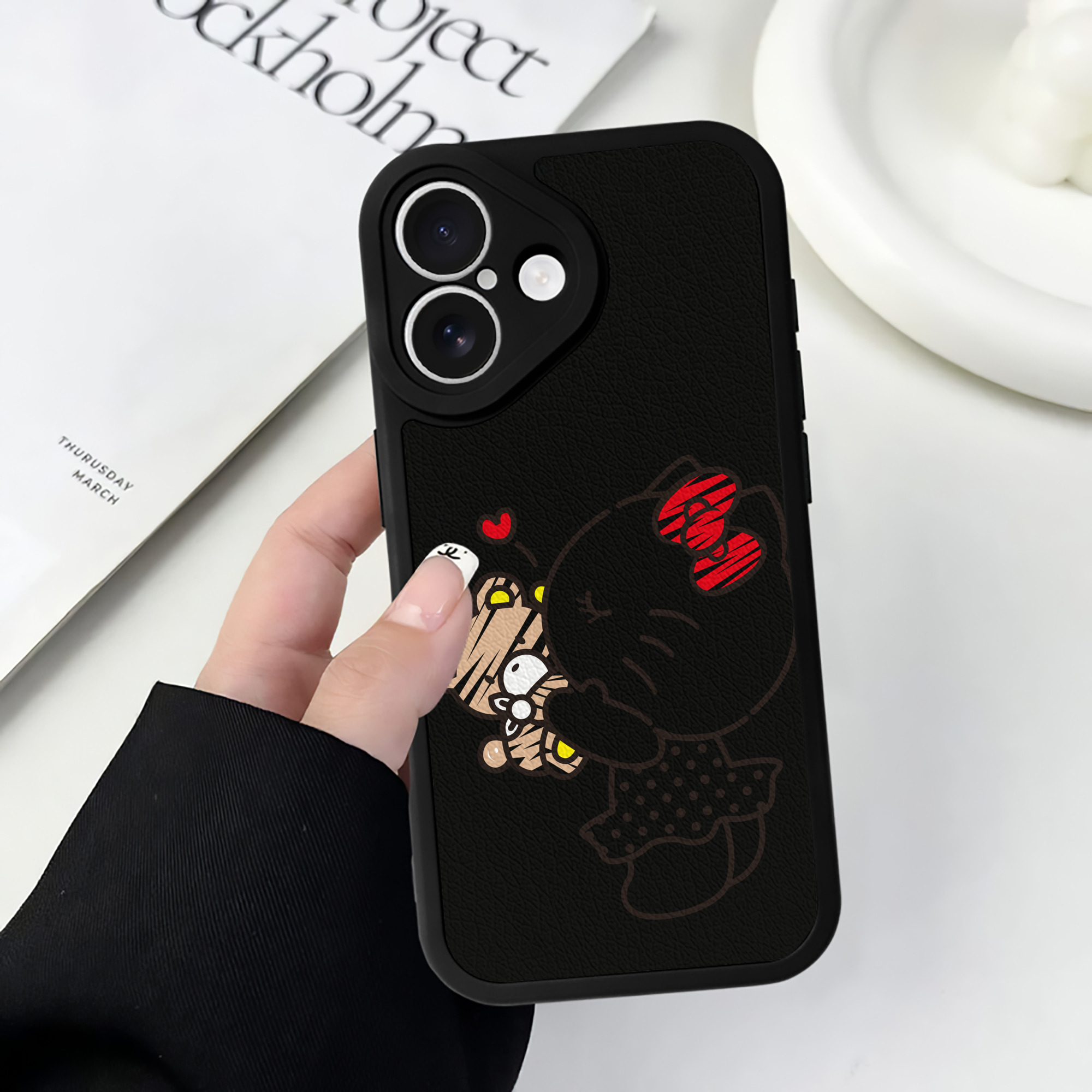 （画像用） Hello Kitty ハローキティ 【iPhone 16シリーズ対応】シリコンスマホケース（レザー調） 材質：シリコン